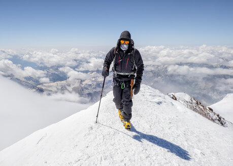 Russia, Upper Baksan Valley, Caucasus, Mountaineer ascending Mount Elbrus - ALRF01300