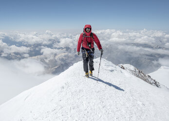 Russland, Oberes Baksan-Tal, Kaukasus, Bergsteiger beim Aufstieg zum Elbrus - ALRF01301