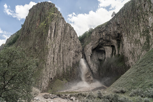 Russland, Oberes Baksan-Tal, Kaukasus, Berg Elbrus, Wasserfälle in den Bergen - ALRF01310