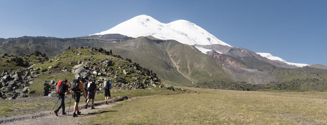 Russland, Kaukasus, Bergsteiger beim Wandern im oberen Baksan-Tal - ALRF01316