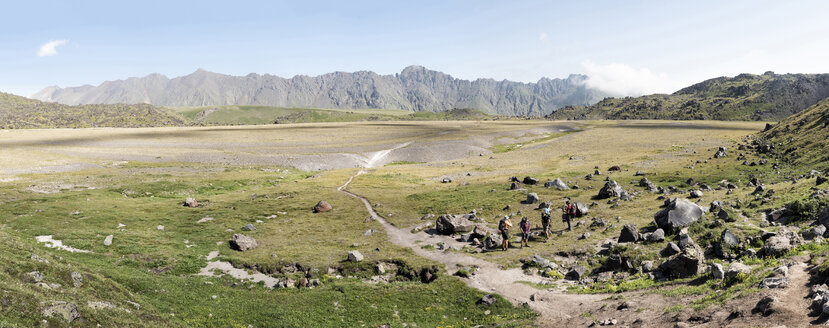 Russland, Kaukasus, Bergsteiger beim Wandern im oberen Baksan-Tal - ALRF01317