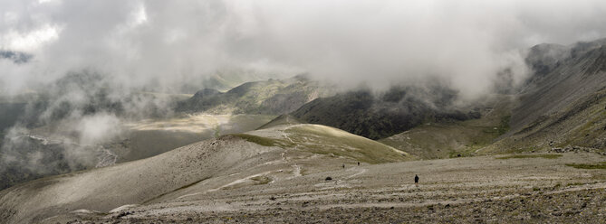 Russland, Kaukasus, Bergsteiger beim Wandern im oberen Baksan-Tal - ALRF01322