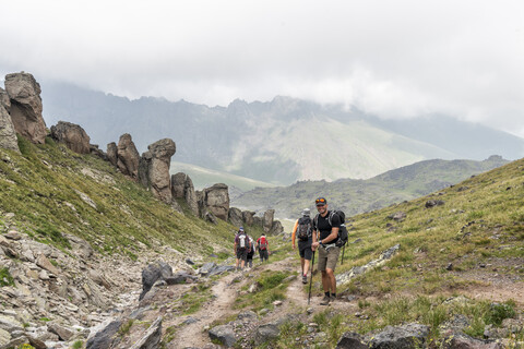 Russland, Kaukasus, Bergsteiger beim Wandern im oberen Baksan-Tal, lizenzfreies Stockfoto