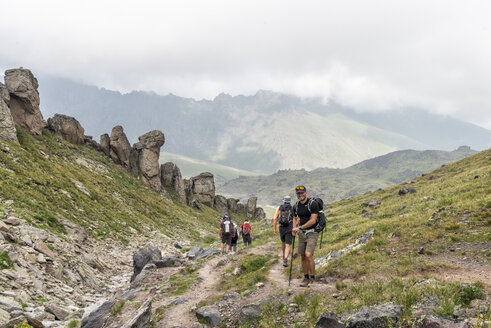 Russland, Kaukasus, Bergsteiger beim Wandern im oberen Baksan-Tal - ALRF01323