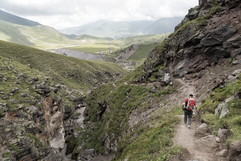 Russland, Kaukasus, Bergsteiger beim Wandern im oberen Baksan-Tal, lizenzfreies Stockfoto