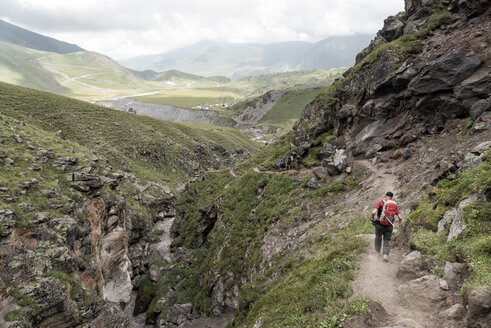 Russland, Kaukasus, Bergsteiger beim Wandern im oberen Baksan-Tal - ALRF01327