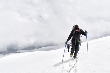 Russia, Upper Baksan Valley, Caucasus, Mountaineers ascending Mount Elbrus - ALRF01334