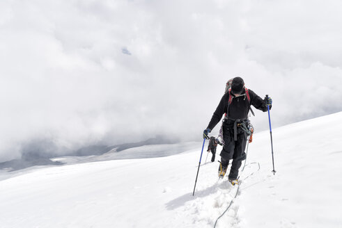 Russland, Oberes Baksan-Tal, Kaukasus, Bergsteiger besteigen den Elbrus - ALRF01334