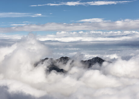 Russland, Oberes Baksan-Tal, Kaukasus, Berggipfel in den Wolken - ALRF01340