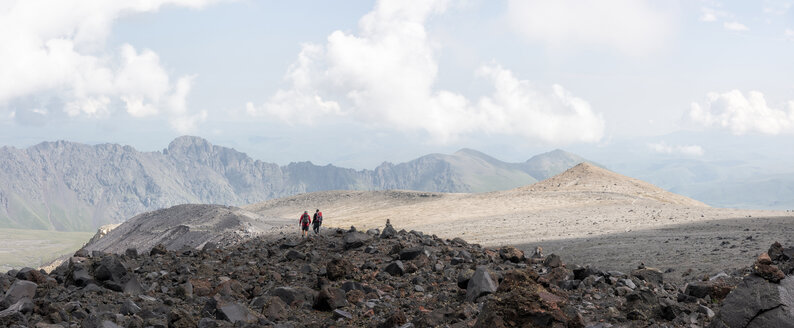 Russland, Kaukasus, Bergsteiger beim Wandern im oberen Baksan-Tal - ALRF01346