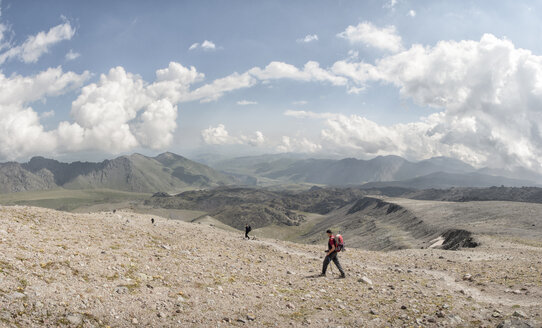 Russland, Kaukasus, Bergsteiger beim Wandern im oberen Baksan-Tal - ALRF01348