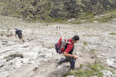 Russland, Kaukasus, Bergsteiger beim Wandern im oberen Baksan-Tal - ALRF01349