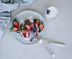 Rote-Bete-Pfannkuchen mit frischen Beeren und Joghurt-Dip - MBEF01443