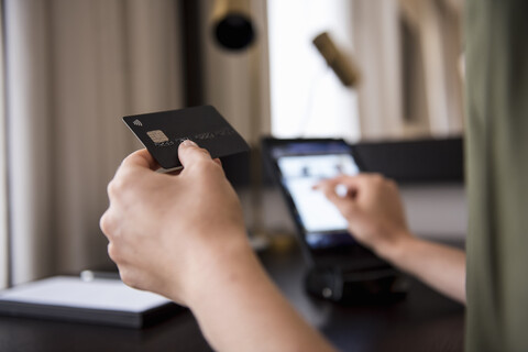 Nahaufnahme einer Hand, die eine Kreditkarte hält, lizenzfreies Stockfoto