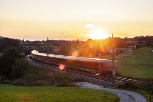 Deutschland, Oberbayern, Regionalzug bei Sonnenuntergang - HAMF00410