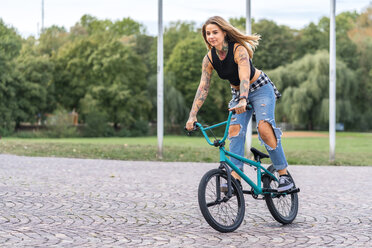 Junge Frau auf ihrem BMX-Rad - STSF01759