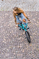 Junge Frau auf ihrem BMX-Rad - STSF01762