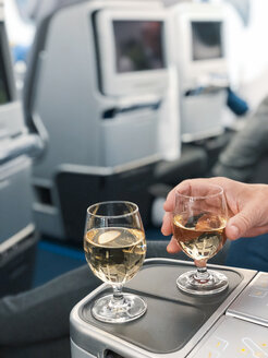 Alkoholisches Getränk als Teil des Services in der Business Class eines Flugzeugs - ABAF02214