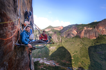 Porträt von zwei Bergsteigern am Portaledge, Liming, Provinz Yunnan, China - CUF46056