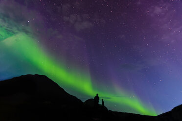Touristen mit Blick auf die Aurora Borealis, Narsaq, Vestgronland, Grönland - CUF46074
