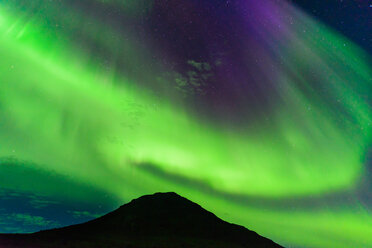 Aurora Borealis über dem Berg, Narsaq, Vestgronland, Grönland - CUF46075