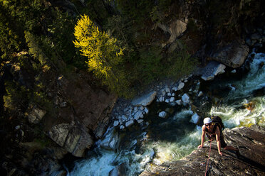 Mann beim Trad-Klettern am The Chief, Squamish, Kanada - CUF46084