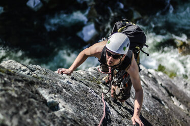 Mann beim Trad-Klettern am The Chief, Squamish, Kanada - CUF46086