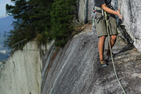 Mann beim Trad-Klettern am The Chief, Squamish, Kanada, lizenzfreies Stockfoto