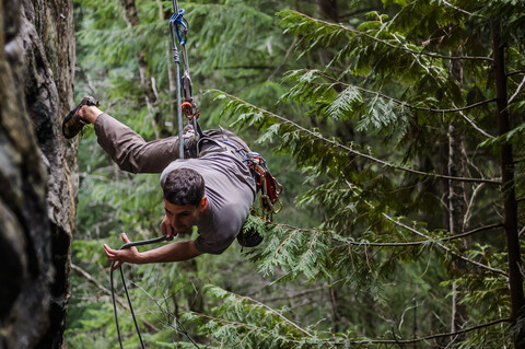 Mann beim Trad-Klettern, Squamish, Kanada, lizenzfreies Stockfoto