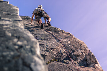 Mann beim Trad-Klettern, Squamish, Kanada - CUF46105