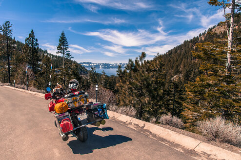 Touring bike by roadside, enroute between Reno and Lake Tahoe, Nevada, USA - CUF46109