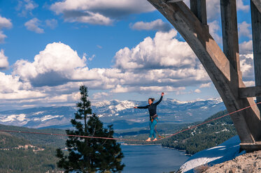 Frau beim Highlining, Donner Pass, Truckee, Kalifornien, USA - CUF46111