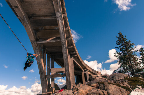 Frau beim Highlining, Donner Pass, Truckee, Kalifornien, USA - CUF46112