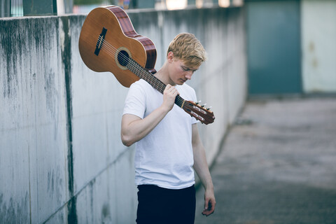 Junger Musiker mit Gitarre, lizenzfreies Stockfoto
