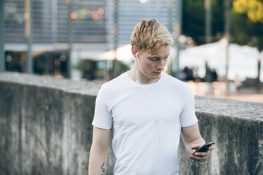 Junger Mann mit Mobiltelefon - CUF46123