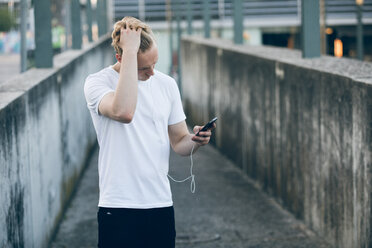 Junger Mann mit Mobiltelefon - CUF46124