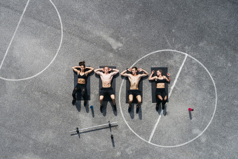 Eine Gruppe junger Menschen in guter Form, die auf einem Sportplatz trainieren, lizenzfreies Stockfoto