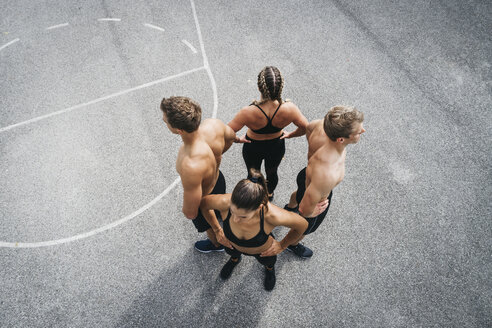 Eine Gruppe junger Menschen in guter Form, die auf einem Sportplatz trainieren - HMEF00032