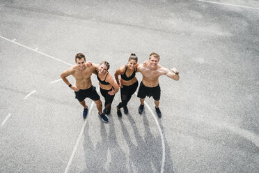 Eine Gruppe junger Menschen in guter Form, die auf einem Sportplatz trainieren - HMEF00033