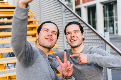 Junge erwachsene männliche Zwillinge beim gemeinsamen Training, Selbstporträt, lizenzfreies Stockfoto