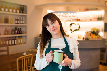 Veganer Restaurantbesitzer bei der Arbeit - CUF46189