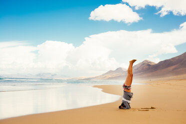 Frau macht Kopfstand am Strand, Corralejo, Fuerteventura, Kanarische Inseln - CUF46216