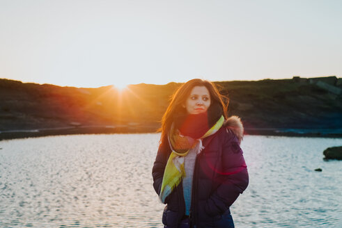 Frau am Meer bei Sonnenuntergang, Liscannor, Clare, Irland - CUF46219