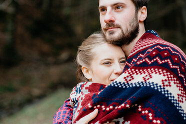 Couple wrapped in blanket - CUF46242