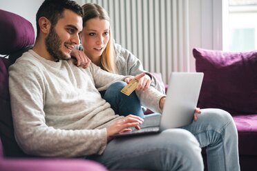 Couple with credit card using laptop - CUF46257