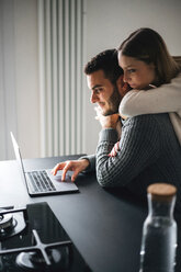 Pärchen benutzt Laptop zusammen - CUF46264