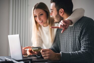 Couple with credit card using laptop - CUF46265