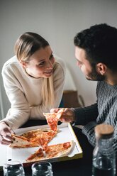 Pärchen isst Pizza zum Mitnehmen - CUF46266