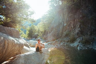 Mann entspannt sich am Bach, Arezzo, Toskana, Italien - CUF46288