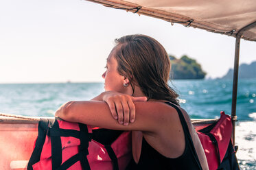 Frau genießt Bootsfahrt, Tonsai, Krabi, Thailand - CUF46294